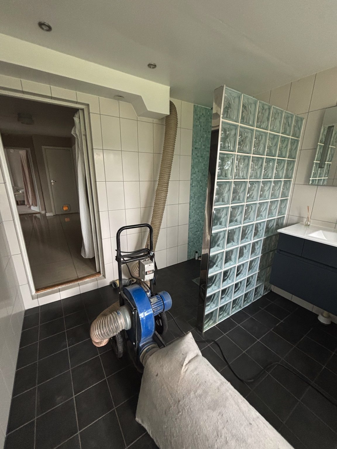 Frånluftsdamfälla under ventilationsrengöring i villa
